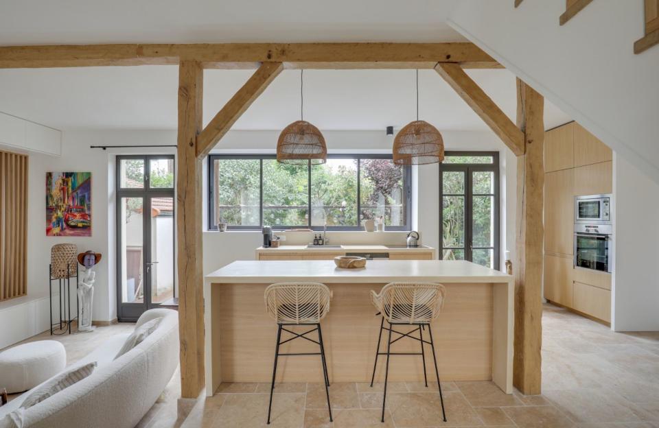 <p>Dans cette maison au style scandinave, la cuisine se transforme en temple du <a href="https://www.elle.fr/Deco/Pratique/Maison-ecologique/Deco-bien-etre-qu-est-ce-que-le-slow-living" rel="nofollow noopener" target="_blank" data-ylk="slk:slow-living;elm:context_link;itc:0;sec:content-canvas" class="link ">slow-living</a> grâce aux touches de bois clair et à l’apparition des suspensions en fibres naturelles. Le mélange, raffiné et apaisant, des matières en fait un écrin de douceur. C’est calme, moderne et chaleureux. Le blanc apporte le juste équilibre en permettant refléter la lumière du jour. Une harmonie parfaite.</p><p>Architecte d’intérieur : <a href="https://www.houzz.fr/pro/webuser-424891136/atelier-nyood" rel="nofollow noopener" target="_blank" data-ylk="slk:Atelier Nyood;elm:context_link;itc:0;sec:content-canvas" class="link ">Atelier Nyood</a></p><br>