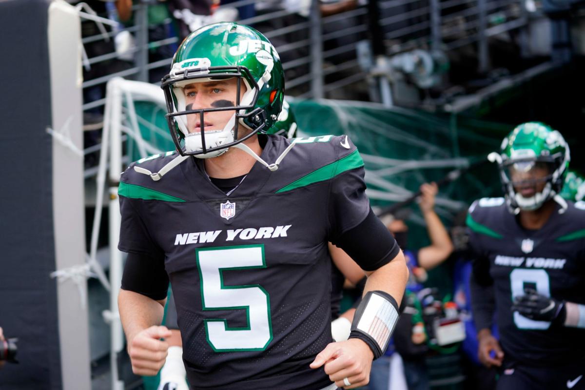 Jets QB White's jersey, game ball on display at HOF