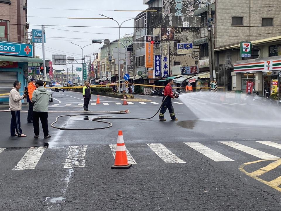 台南市六甲菜市場8日上午出現路口地面冒泡及隆起，散發出陣陣瓦斯味，疑似地下管線瓦斯外洩，警消封鎖灑水，原因待查。（圖／台南市警局提供）