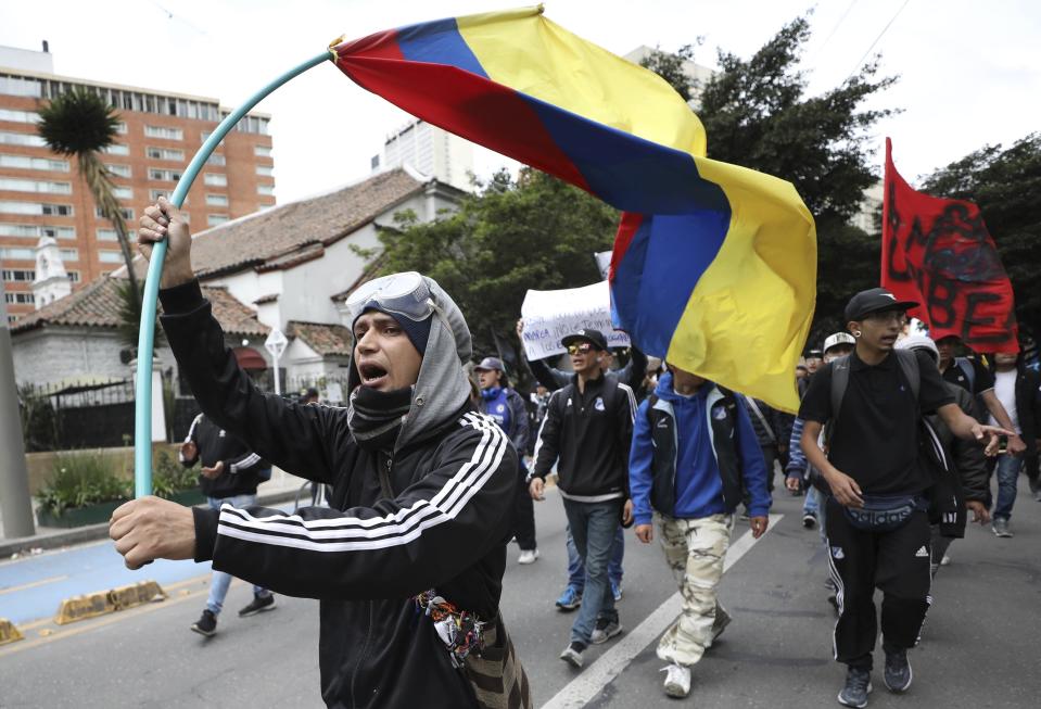 Manifestantes en contra del gobierno marchan durante una protesta en Bogotá, el miércoles 27 de noviembre de 2019. (AP Foto/Fernando Vergara)