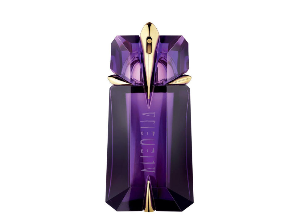 <p>Wie nicht von dieser Welt wirkt das Parfüm Alien von Thierry Mugler und das liegt nicht zuletzt an dem mystisch-eleganten Flakon in Violett. Dieser gleicht einem Amethysten, der von einer Art Goldspange umschlossen wird. Der Flakon ist eine Hommage an die Alien-Göttin, die der Modedesigner für die Werbekampagne geschaffen hat. (Bild-Copyright: Thierry Mugler/Amazon) </p>