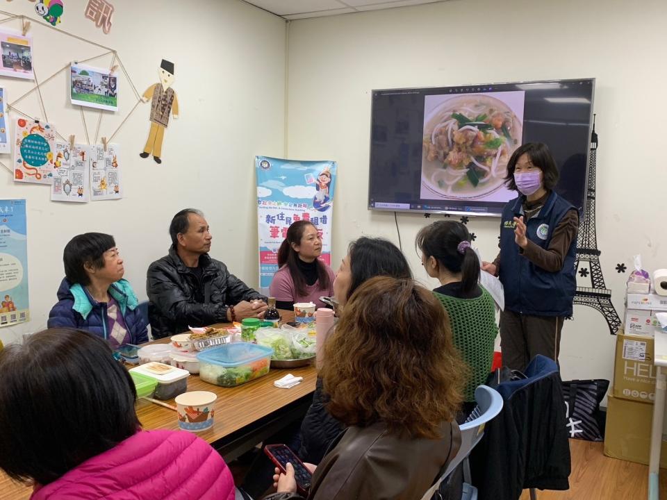 福建平潭新住民翁云玲教大家料理平潭美食「茹粉結」。(記者張欽翻攝)