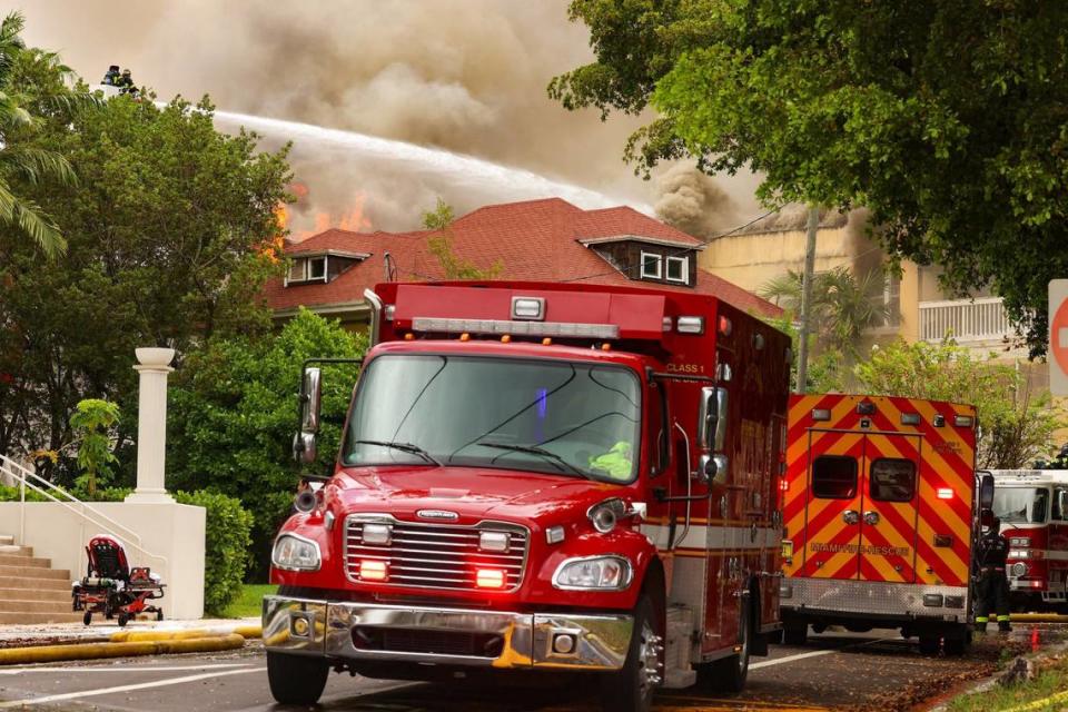 Bomberos de Miami tratan de controlar un incendio en el edificio Temple Court Apartments, 431 NW Third St.