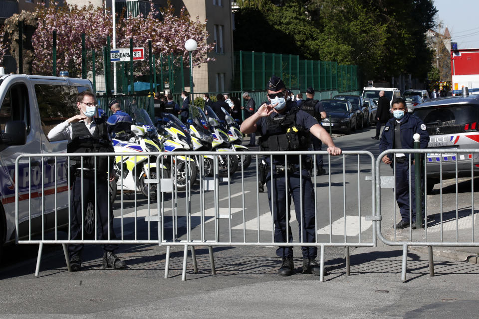 Varios policías colocan barreras para bloquear el acceso a la comisaría de Rambouillet, al suroeste de París, el viernes 23 de abril de 2021. Una mujer policía fue asesinada a puñaladas dentro de la comisaría y su atacante fue abatido fatalmente a tiros por agentes en el lugar. (AP Foto/Michel Euler)