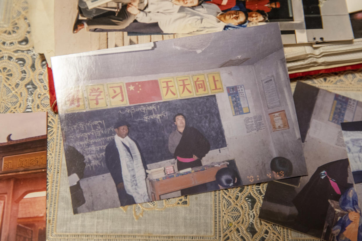 Una fotografía de Gyal Lo, un profesor tibetano de Educación que salió de China y ahora reside en Toronto, de la época en la que enseñaba el idioma tibetano en las escuelas chinas. (Brett Gundlock/The New York Times)
