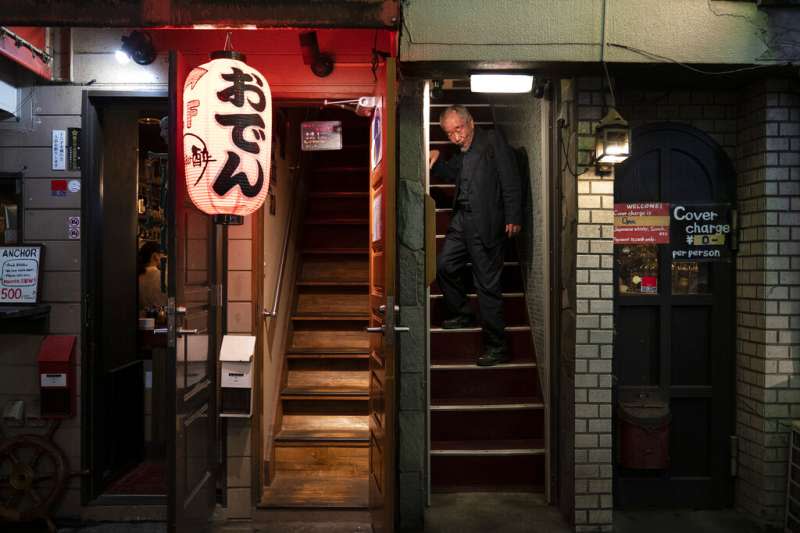 東京新宿的小酒館。（美聯社）