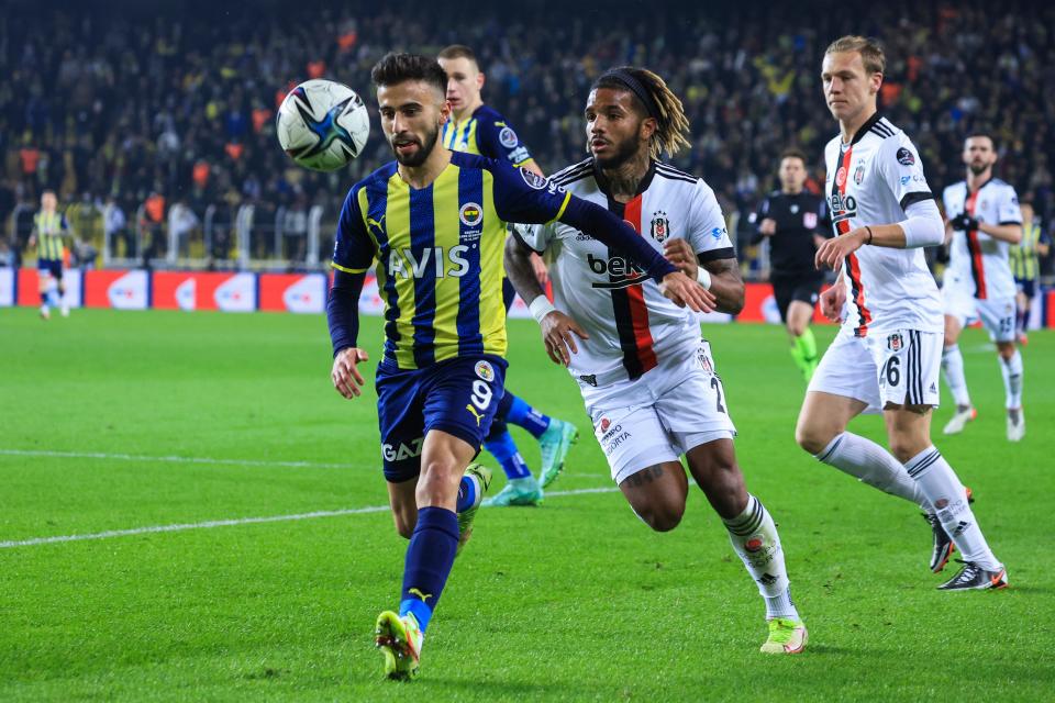 Diego Rossi de Fenerbahce, à gauche, rivalise pour le ballon avec Valentin Rosier de Besiktas lors du match de football de la Super League turque entre Fenerbahce et Besiktas au stade Sukru Saracoglu, à Istanbul, en Turquie, le dimanche 19 décembre 2021. (Photo AP)