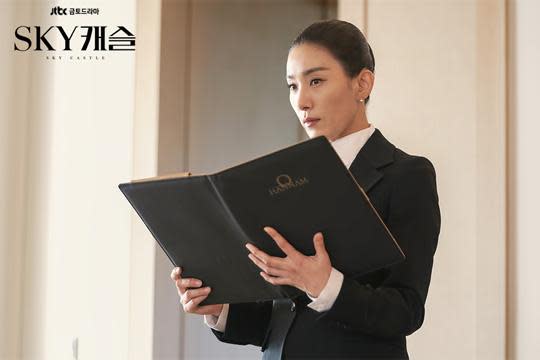 下周《SKY Castle》就要播出大結局了！ 不如趁這個時間回顧一下各位主演從前演過的角色，個個都是有十數年表演經驗的老戲骨，其中一些人真的反差很大啊！