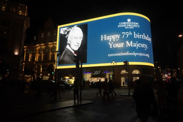 Felicitación a Carlos III por sus 75 años en Picadilly