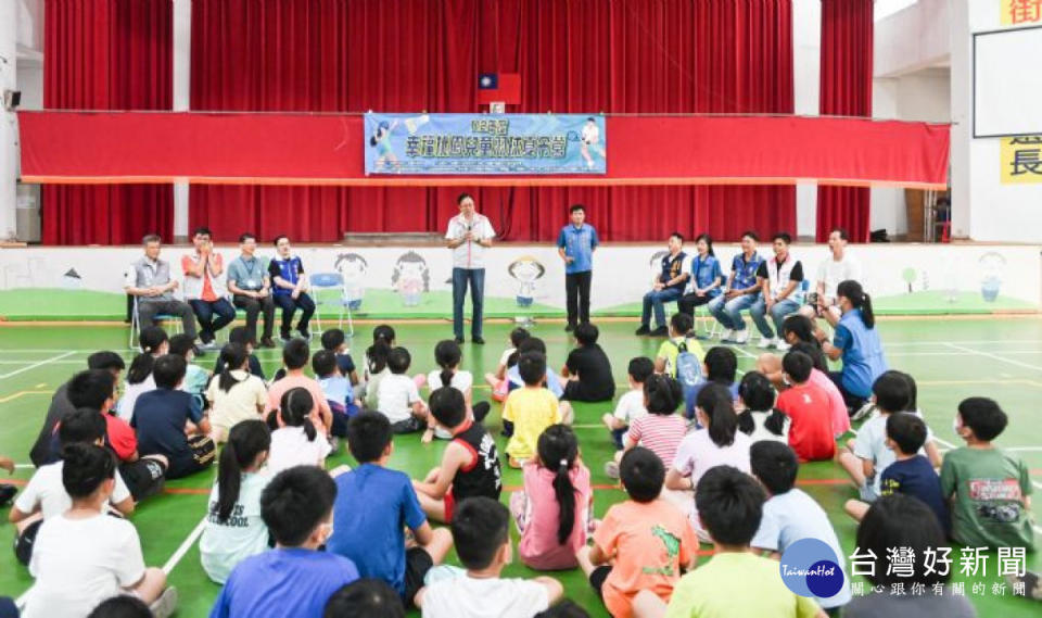 張市長鼓勵學員從小練習羽球。