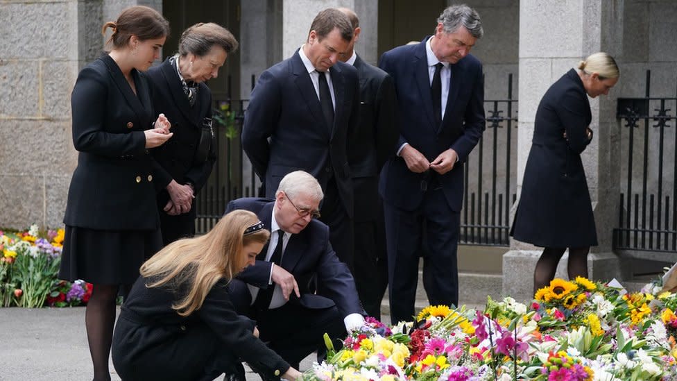 Miembros de la familia real miran tributos fuera de Balmoral