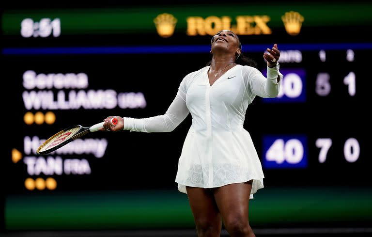 Serena Williams seems to ask heaven for an explanation;  the American lost in an epic night at the All England