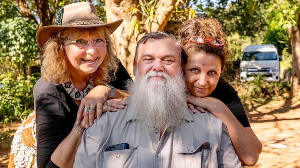 Imker und Kaffeebauer Werner starb zwei Monate nach den Dreharbeiten an Krebs, der erst wenige Wochen zuvor diagnostiziert wurde. Mit seinen Hofdamen hatte er noch eine schöne Zeit. (Bild: TVNOW / Tobias Strempel)