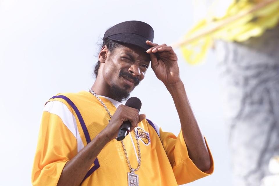 <p>Da schaut er traurig drein: Snoop Dogg (Bild) verzeichnet 17 Grammy-Nominierungen in seiner Vita, gewinnen konnte er nie. Noch "schlimmer" erging es dem indischen Komponisten Zubin Mehta, der sogar 18-mal leer ausging. Ein Happy End gab es dagegen für Tontechniker Morten Lindberg: Nach davor 28 Nominierungen ohne Auszeichnung gewann er 2020 endlich seinen ersten Grammy. (Bild: Scott Gries / Getty Images)</p> 