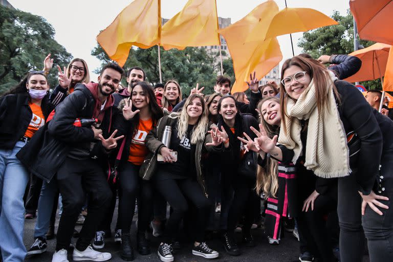 Los delegados estudiantiles celebran en la Facultad de Ciencias Económicas de la UBA