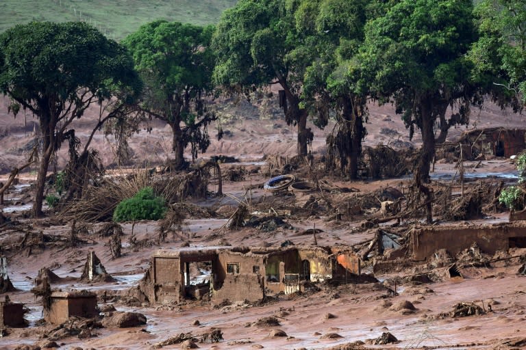 Viviendas arrasadas por el lodo en Bento Rodrigues tras el colapso de una represa que también afectó otros pueblos del municipio brasileño de Mariana, estado de Minas Gerais, el 6 de noviembre de 2015 (Douglas Magno)