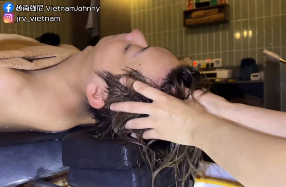  強尼體驗越式洗髮，服務人員幫他洗頭時，順便做頭皮按摩。（翻攝自YT頻道「越南強尼VietnamJohnny」）