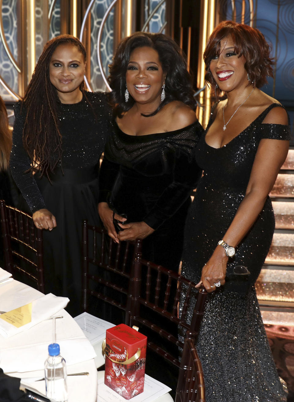 Ava DuVernay, izq., Oprah Winfrey, centro, y Gayle King en la gala de los Globos de Oro. (Photo by Matt Sayles/Invision for Lindt Chocolate/AP Images)