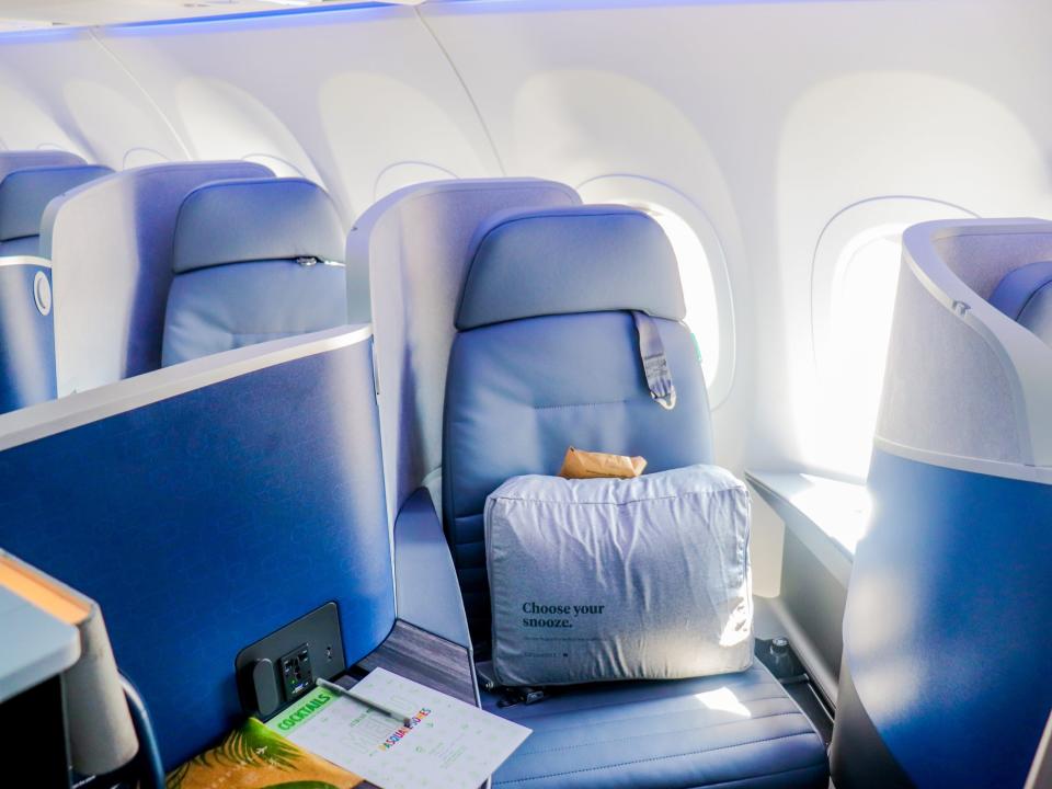 Flying JetBlue Airways from London to New York in Mint business class - JetBlue Airways London to New York in Mint business class flight 2021