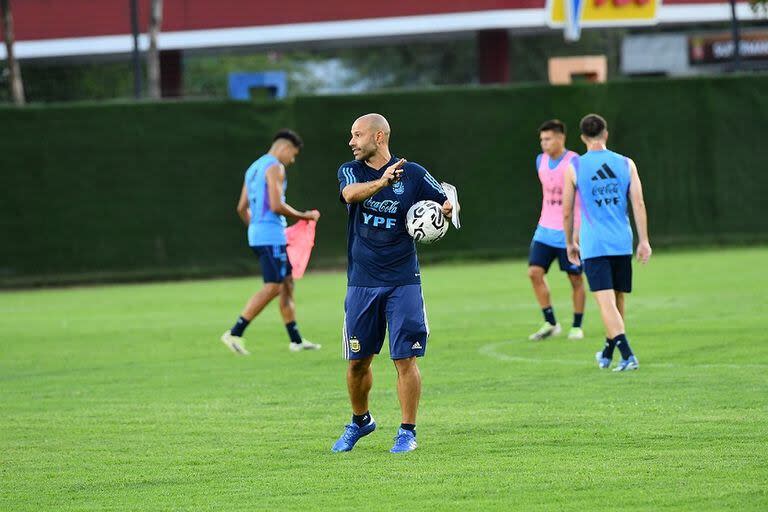 Javier Mascherano tendrá un nuevo reto con los juveniles, después de los fracasos en el torneo Sudamericano y el Mundial Sub 20; la Argentina tiene potencial en los nombres, pero escaso rodaje futbolístico