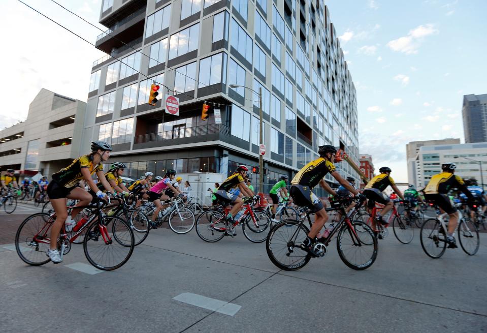 Riders turn onto South High Street after the start of the Pelotonia 2015 at Columbus Commons.