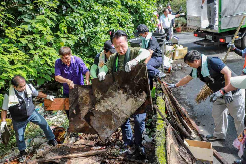 嘉義縣長翁章梁率梅山鄉圳南村150村民，展開清潔大作戰。   圖：嘉義縣政府/提供