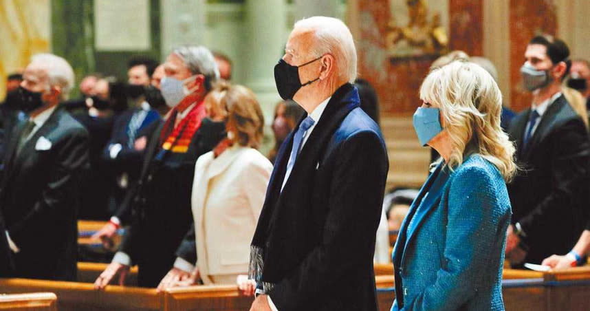 美國總統拜登和夫人吉兒20日於總統就職典禮前，前往華府聖瑪竇天主堂望彌撒。愛爾蘭裔的拜登，是繼甘迺迪之後，美國史上第二位信奉天主教的總統。（路透）