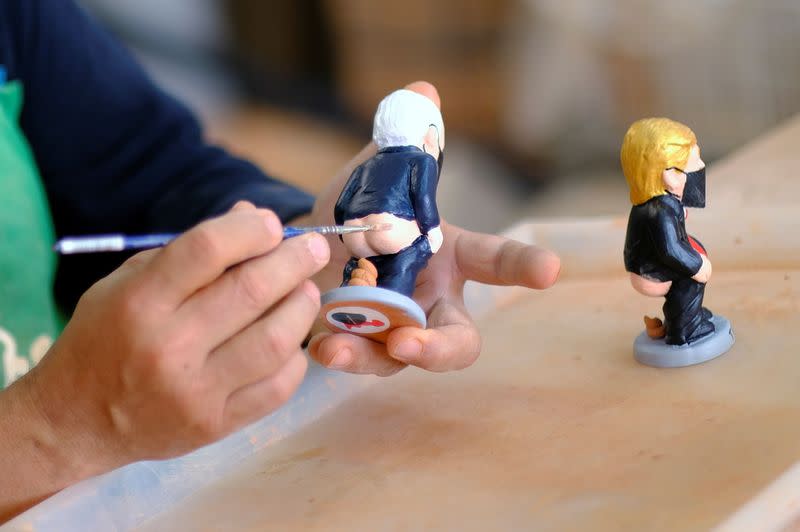 Una de las figuritas del "caganer" represntando a Joe Biden "caganer" en un taller de Torroella de Montgri, cerca de Girona, España, el 20 de octubre de 2020