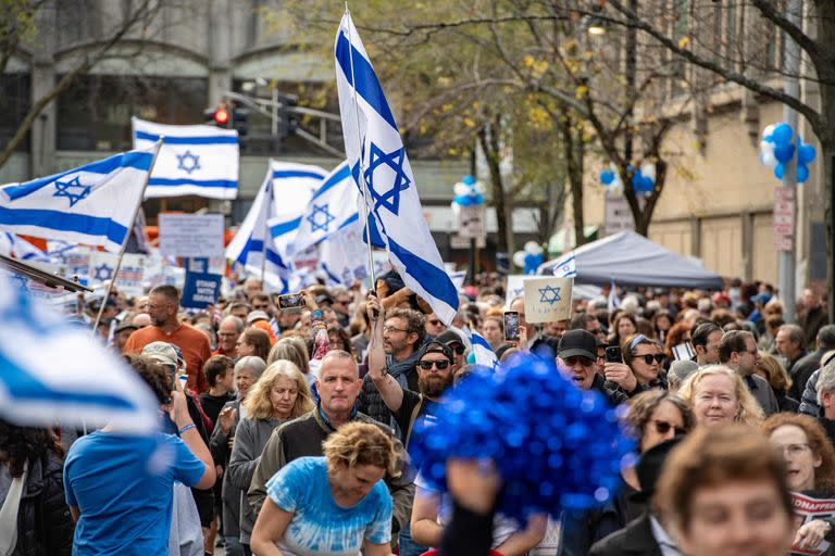 Personas marchan durante una concentración para mostrar el apoyo local al derecho de Israel a existir y a defenderse en la guerra contra Hamás en Brookline, Massachusetts.