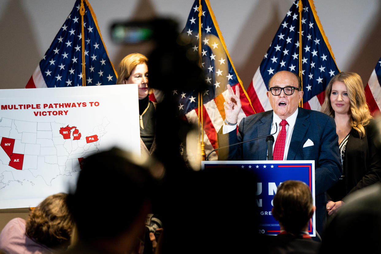 Rudy Giuliani, abogado personal del presidente Donald Trump, brinda declaraciones en una conferencia de prensa en la sede del Comité Nacional Republicano en Washington, el 19 de noviembre de 2020. (Erin Schaff/The New York Times)