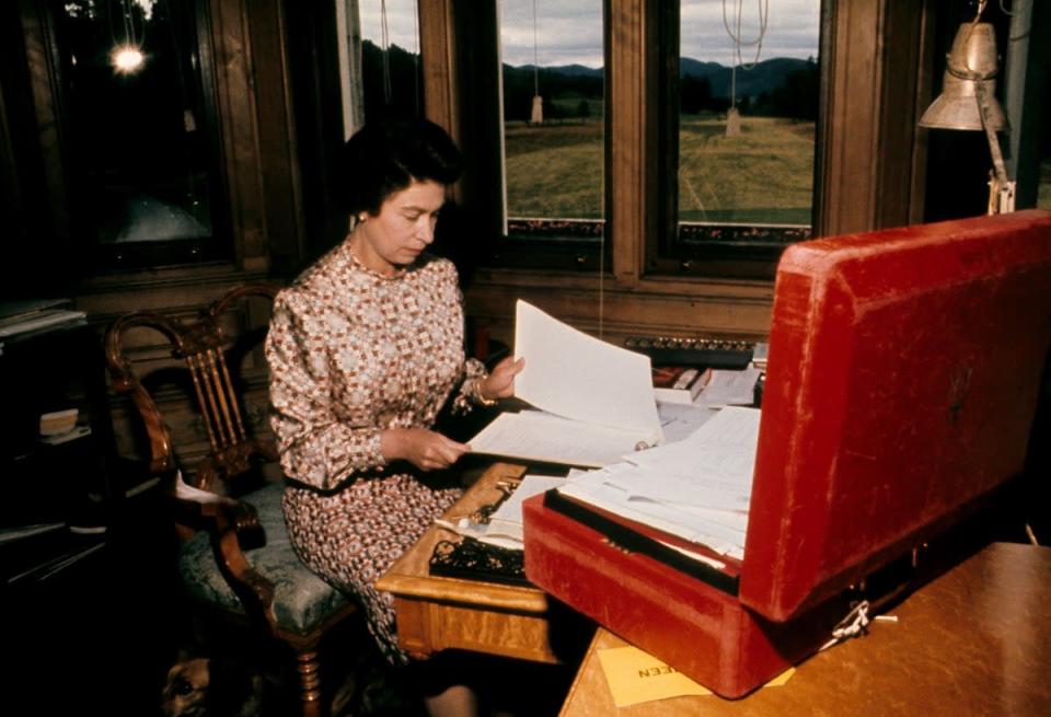 La reine Elizabeth avec sa boîte rouge à Balmoral en 1972 (PA) (PA Wire)