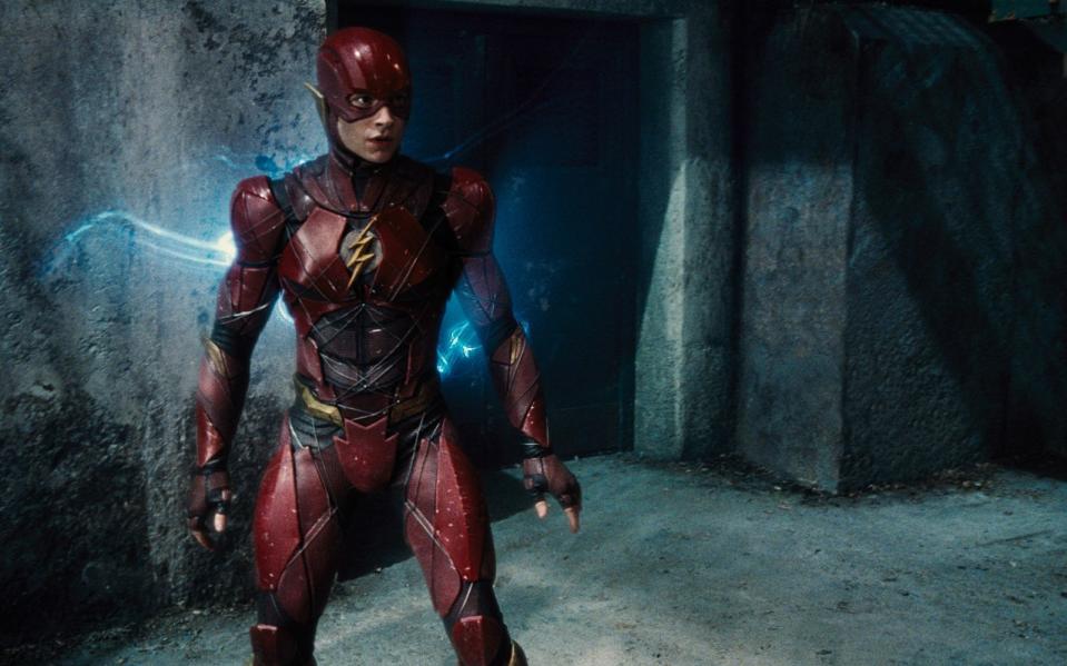 In "Batman v Superman: Dawn of Justice" (auf DVD und Blu-ray erhältlich) verkörperte Ezra Miller erstmals den DC-Helden Barry Allen alias The Flash. Im November 2022 soll sein neues Abenteuer in die Kinos kommen.
 (Bild: 2016 Warner Bros. Ent. / Ratpac)