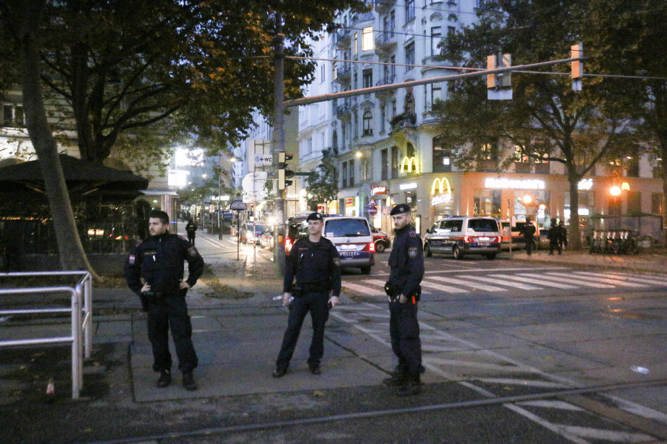 Polizisten patrouillieren in Wien nach dem Terrorangriff gestern Abend. (Bild: AP/Ronald Zak)