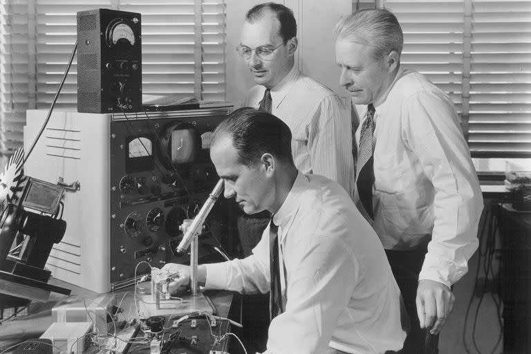 John Bardeen, Walter Brattain y William Shockley, de Bell Labs; crearon el transistor en 1947 y en 1956 recibieron el premio Nobel de física