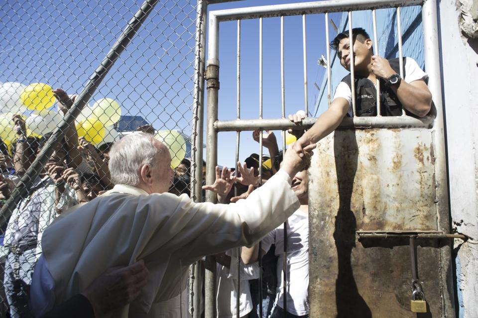 Francisco visitó a los reclusos de la cárcel más violenta de Bolivia. La prisión de Palmasola refleja lo peor del sistema penal boliviano: corrupción, hacinamiento y una justicia demasiado lenta, que mantiene al 84 por ciento de los presos bolivianos a la espera de ser juzgados. El papa recibió una petición especial de las mujeres embarazadas y las que han cumplido más de un tercio de sus condenas. El Sumo Pontífice los exhortó a ayudarse para mejorar la convivencia. “El demonio busca la rivalidad, la división, los bandos. Luchen por salir adelante”, dijo. REUTERS/Osservatore Romano