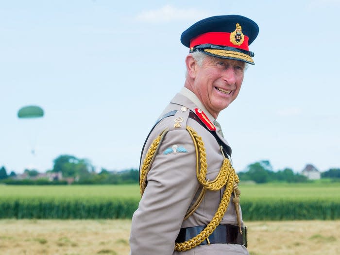 Charles beobachtet einen Fallschirmsprung während der D-Day-Gedenkfeierlichkeiten am 5. Juni 2014.  - Copyright: Samir Hussein/WireImages/Getty Images