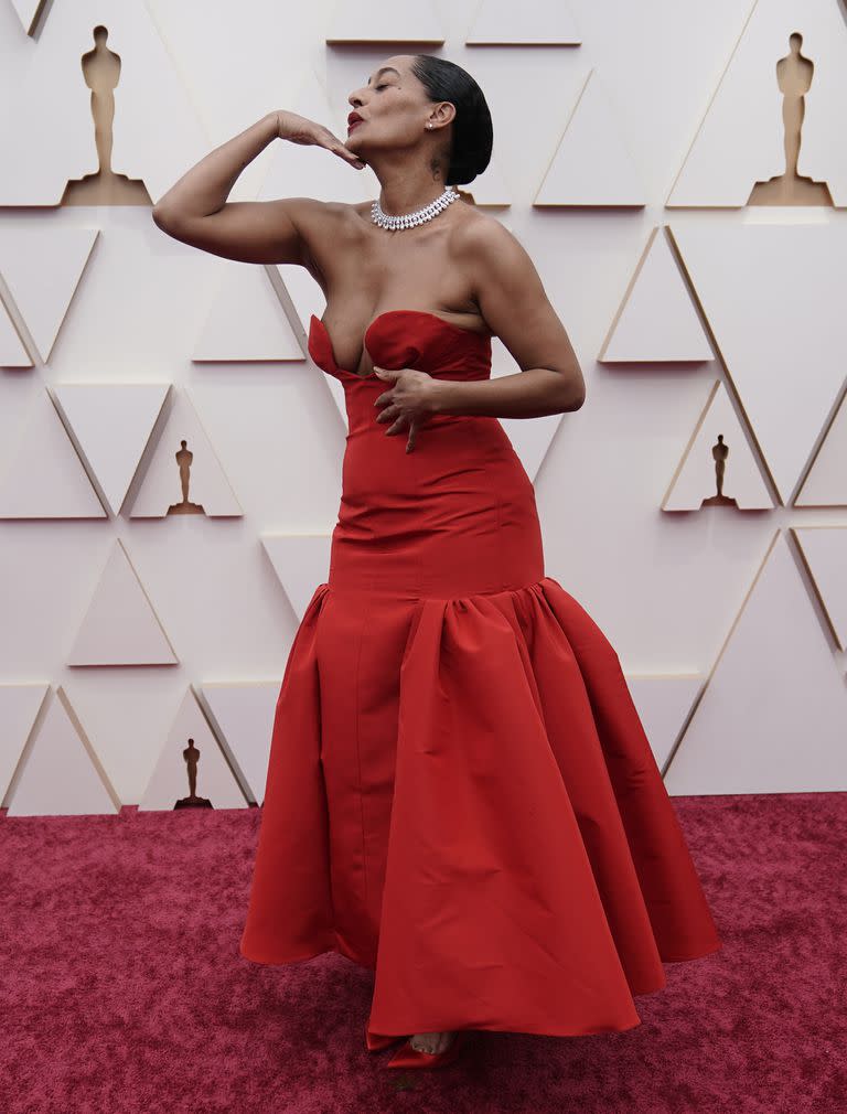 Tracee Ellis Ross, la encargada de dar a conocer los nominados en febrero, llegó a la red carpet con un elegante vestido strapless con escote corazón