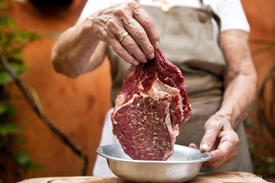 Se recomienda tomar menos de 500 g a la semana de carne roja –no más de 70 g al día o 2-3 raciones semanales– y tomar carnes procesadas sólo ocasionalmente. (Foto: Getty)