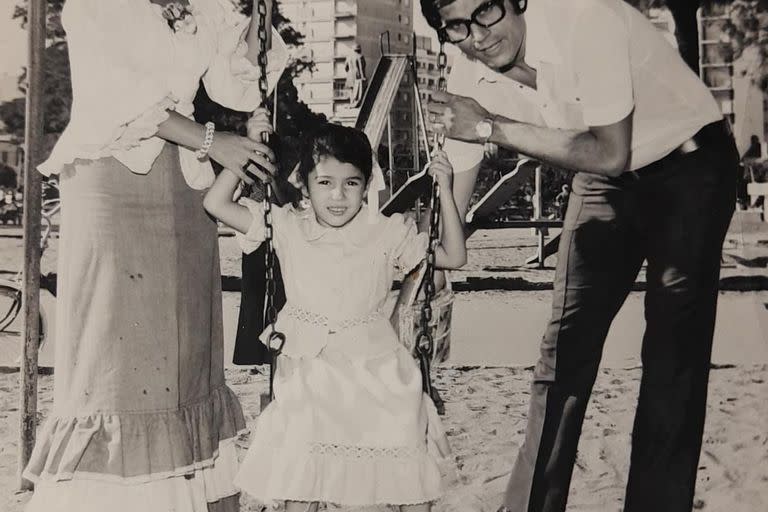 Irma Roy junto a su hija y a su segundo marido, el periodista Osvaldo Papaleo