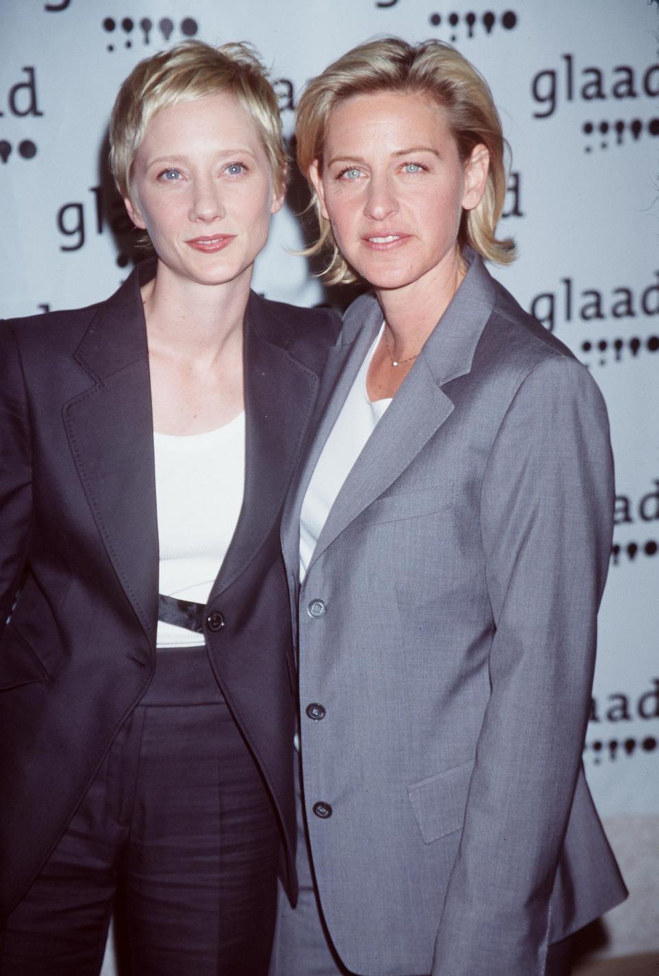 Von 1997 bis 2000 war Anne Heche (links) mit der US-Moderatorin Ellen DeGeneres liiert. (Bild: Brenda Chase/Online USA/Getty Images )