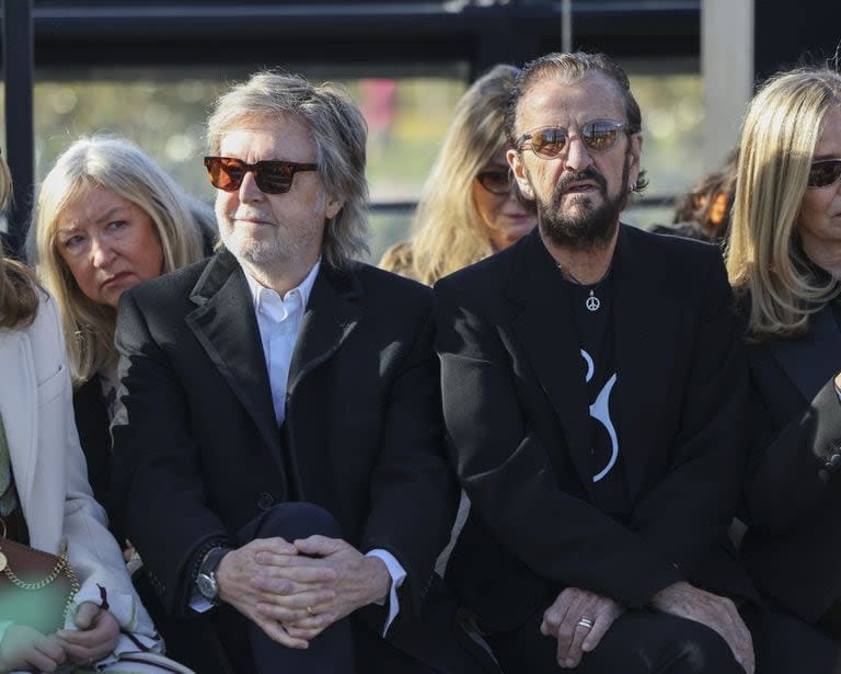 Paul McCartney y Ringo Starr dijeron presente en la Semana de la Moda en París (Photo by Vianney Le Caer/Invision/AP)