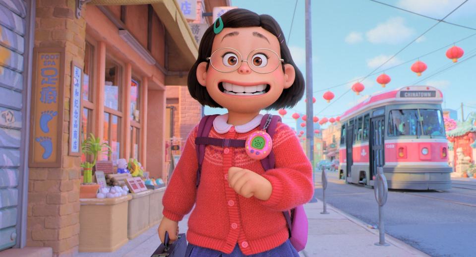 En esta imagen proporcionada por Disney+ Mei Lee con la voz de Rosalie Chiang en una escena de "Turning Red". (Disney+ via AP)