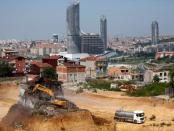 16. El proyecto de renovación urbana de 20 años en Turquía, un plan de gran alcance que prevé la demolición de siete millones de edificios y su reconstrucción con estructuras resistentes a terremotos, comenzó en 2012 con unos costos estimados de 400.000 millones de dólares (Business Insider).