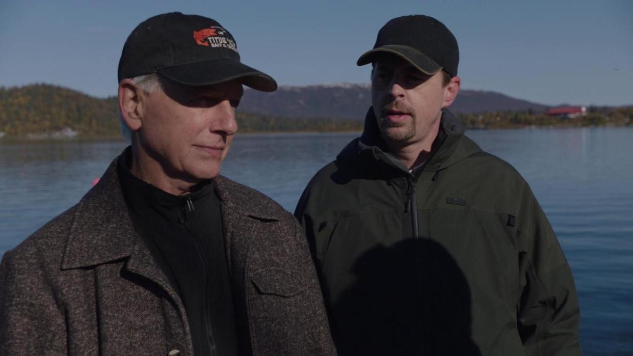  Sean Murray's McGee speaking with Mark Harmon's Gibbs in the NCIS episode "Great Wide Open". 