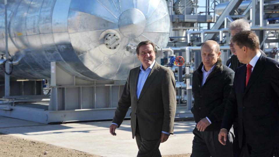 Wladimir Putin (M.), Gazprom-Chef Alexej Miller (r.) und Gerhard Schröder, Vorsitzender des Aktionärsausschusses von Nord Stream, besichtigen eine Kompressorstation. Foto: Alexey Nikolsky/Ria Novosti