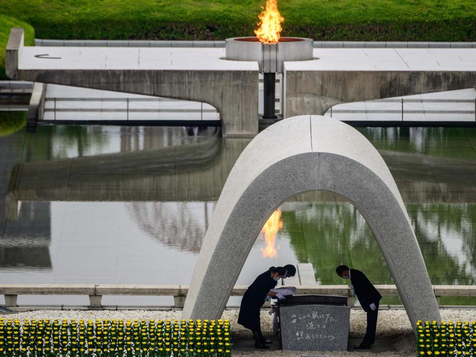 Hiroshima mayor Kazumi Matsui (R) and representatives of bereaved families at an event to mark the 75th anniversary of the atomic bombing of Hiroshima on 6 August, 2020: PHILIP FONG/AFP via Getty Images