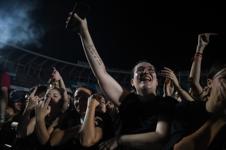 Frente al escenario, los fans que no quisieron perderse de nada del recital de Wos en Racing