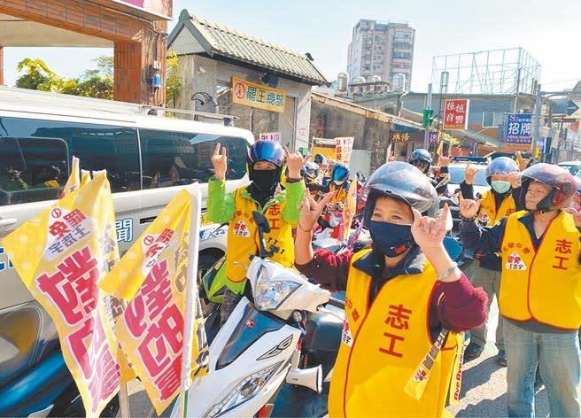 民進黨立委透露，罷王門檻8.2萬票，綠營最好應變就是「冷處理」、淡化罷王投票議題，評估不易通過。圖為霸王總部15日發起車隊掃街。（黃婉婷攝）