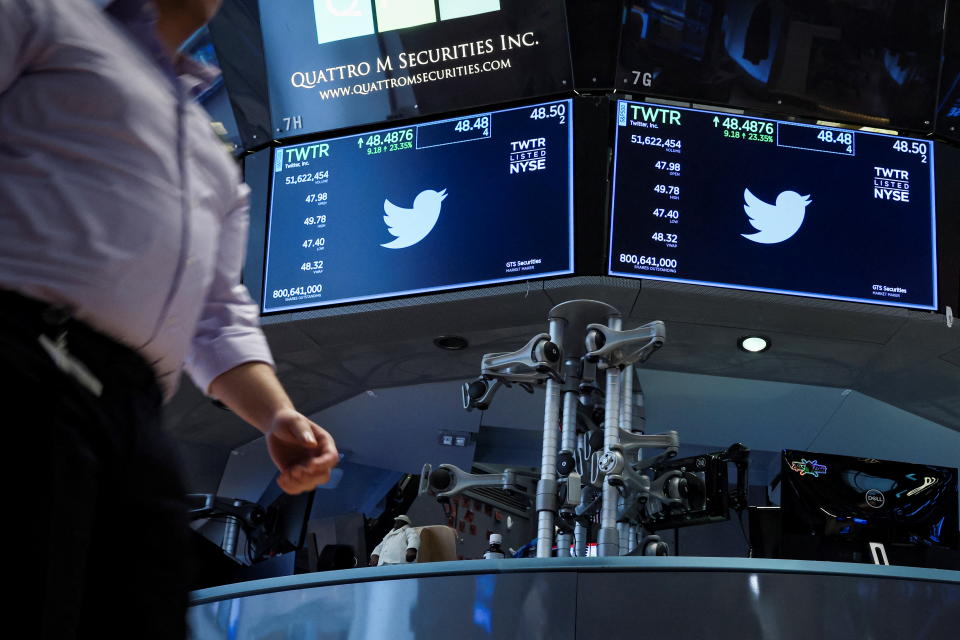 Screens display the trading information for Twitter on the floor of the New York Stock Exchange (NYSE) in New York City, U.S., April 4, 2022.  REUTERS/Brendan McDermid