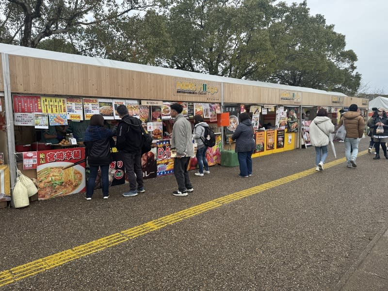 日職軟銀鷹春訓基地周邊美食街 日本職棒軟銀鷹隊春訓基地「宮崎市生目的杜運動公 園」周邊有2個球場，還有完整美食街及用餐區，讓 球迷來看球也不會餓肚子，更創造經濟效益。 中央社記者楊啟芳攝  113年2月24日 